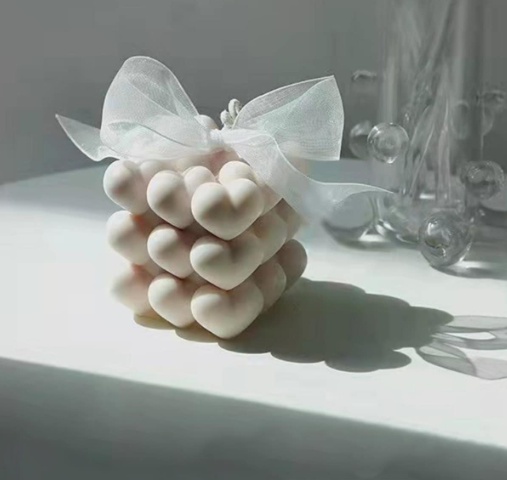 Lumânare Parfumată Cub Inimi Serene